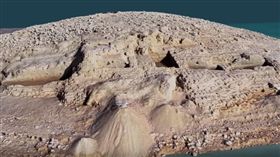 伊拉克庫德斯坦（Kurdistan）地區的水庫，近日發生乾旱，沒想到卻「因禍得福」，因為乾旱導致水位下降，意外讓3400年前的古王國宮殿現身。而考古學家研究後，認為這座宮殿是美索不達米亞文明的米坦尼王國（Mitanni）遺跡。圖／翻攝自《Eberhard Karls Universität Tübingen》YouTube
