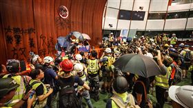 香港太陽花　示威者衝入立法會（1）數以百計的香港示威者1日晚間撬開鐵門後闖入立法會，進一步占領議場，不但噴漆將特區政府的區徽塗黑，並噴上「太陽花HK」、「林鄭下台」、「釋放義士」等口號。中央社記者裴禛香港攝　108年7月1日