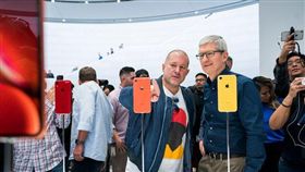 圖／翻攝自蘋果官網,庫克跟首席設計師