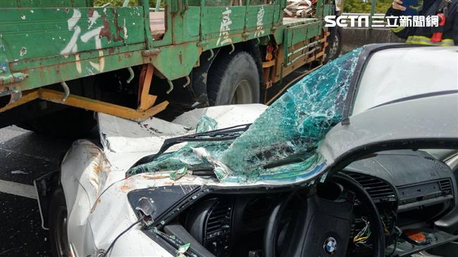 嘉義快速道車禍！小客車嚴重扭曲變形