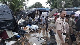 印度西部大城孟買近日遭遇豪雨，導致至少15人死亡。
（圖／美聯社）