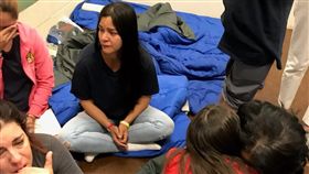 美國紐約州民主黨籍眾議員寇蒂茲，在推特發出移民哭泣的照片。
（圖／翻攝自Alexandria Ocasio-Cortez推特）