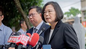 總統蔡英文2日上午赴桃園參加「雄風飛彈之父韓光渭院士」的追思會並頒發褒揚令後受訪。（圖／總統府提供）