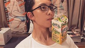 孫安佐在Instagram上傳了一張「放手喝飲料」的照片。（圖／翻攝自孫安佐IG）