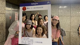 快閃遇暴雨！罷工空服躲站內自拍打卡