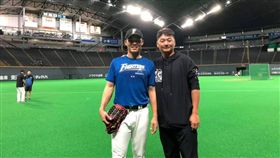 ▲Lamigo打擊教練曾豪駒（右）在休兵期間，前往札幌探訪王柏融。（圖／取自Lamigo粉絲團）