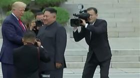 川金會漏網！北韓記者「用生命卡位」　遭美國隨扈一把抱走（圖／翻攝自YouTube）