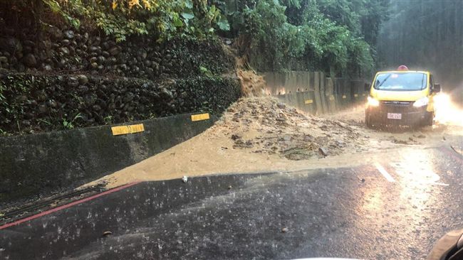 暴雨狂炸！桃園土石坍方　馬路慘積水