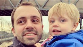 1歲半罕病嬰「全身發炎指甲掉光」　醫誤判險害終生（圖／翻攝自@PandasPans推特）