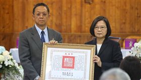 雄風飛彈之父韓光渭追思會　蔡總統頒褒揚令「雄風飛彈之父」韓光渭院士追思會2日在龍潭舉行，總統蔡英文（右）頒發褒揚令。中央社記者游凱翔攝　108年7月2日