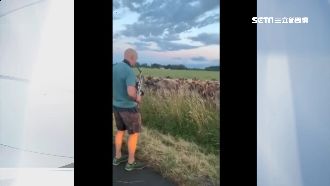 他薩克斯風狂走音！卻引來大批牛粉絲