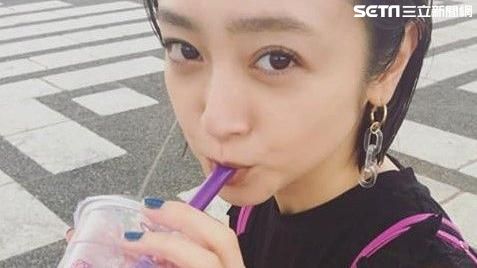 台灣珍奶太狂！日女星安達祐實也搶喝