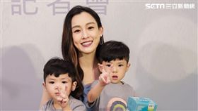 范瑋琪帶雙胞胎兒子出席代言記者會。（圖／益暢敏提供）