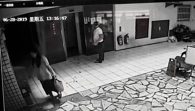 婦紙袋棄嬰　鄰驚見她滴血拖著臍帶