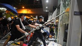 香港立法會嚴重受損（1）香港立法會大樓1日晚間一度遭反送中示威者攻占，示威者強行擊破大樓外部玻璃門進入，內部多處設施也遭破壞。立法會主席梁君彥2日形容大樓遭嚴重損毀，不能在短時間內修復，未來兩週都不能舉行會議。中央社記者裴禛香港攝　108年7月2日