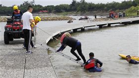 新竹警消加強防溺救生演練（1）夏季是民眾戲水旺季，新竹市政府產業發展處、消防局與海巡署2日共同辦理防溺救生演練，強化救援能力與防範溺水事故發生。（新竹市消防局提供）中央社記者魯鋼駿傳真　108年7月2日