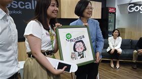總統蔡英文2日參觀Gogolook。（圖／翻攝蔡英文臉書）
