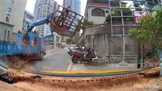 吊籃未綁好沿路上下擺盪　掃倒限速桿