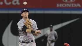 ▲拉梅修（DJ LeMahieu）傳球失誤害洋基被逆轉。（圖／美聯社／達志影像）