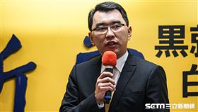 新黨秘書長楊世光針對王炳忠、侯漢廷等人遭拘提召開記者會對外說明。 圖／記者林敬旻攝