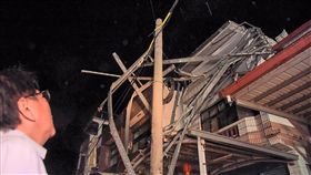 屏東龍捲風災損安遷救助　違法建築不補助屏東林邊鄉鎮安村和南州鄉萬華村1日下午遭遇罕見的強力龍捲風，縣長潘孟安（左）發現許多民宅鐵皮屋受損，指示安遷救助從寬認定，但違法建築不補助。（取自潘孟安臉書）中央社記者郭芷瑄傳真　108年7月2日