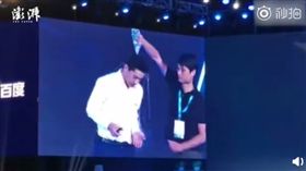 百度CEO演講被潑水！一句話高情商回應…觀眾爆熱烈歡呼（圖／翻攝自微博）