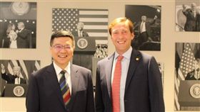 民進黨主席卓榮泰拜訪美國「共和黨全國委員會」，會見共和黨共同主席湯米‧希克斯（Tommy Hicks），就政黨外交與深化台美關係進行對談。（圖／民進黨提供）