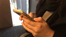 示意圖-閨密,低頭族,滑手機,簡訊(圖/資料照)