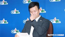 桃猿轉賣記者會，領隊劉玠廷說明。 （圖／記者林士傑攝影）