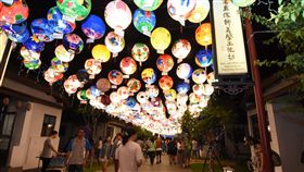 鹿港桂花巷燈籠隧道端午節將至，彰化縣政府舉辦鹿港慶端陽系列活動，其中在鹿港桂花巷有燈籠隧道，1200盞不同圖案的燈籠高掛，邀請民眾體驗不同於白天的鹿港。（彰化縣政府提供）中央社記者吳哲豪傳真  108年6月4日