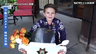 要來個擁抱嗎？　暖心小警官捧花送愛