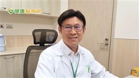 温義煇副院長透過獨特喉返神經監測系統的保護技術，大幅降低手術風險及副作用，目前已成功進行672例經口內視鏡甲狀腺手術，名列亞洲第二名。