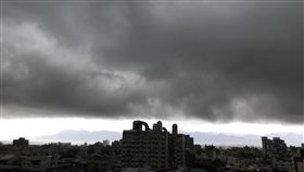 中南部大雨豪雨特報　嘉義出現一線天奇景受低壓帶影響，中央氣象局3日針對中南部發出大雨或豪雨特報，嘉義地區上午10時30分左右出現「一線天」奇景，從雲縫中可見遠方的阿里山山脈。中央社記者江俊亮攝　108年7月3日