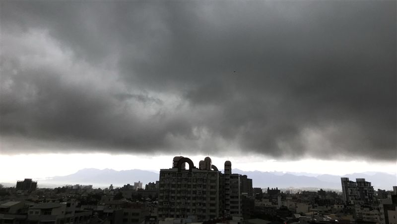 烏雲壟罩嘉義　天地相連呈「一線天」