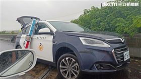 台西分局警車打滑自撞／網友楊以茜授權提供