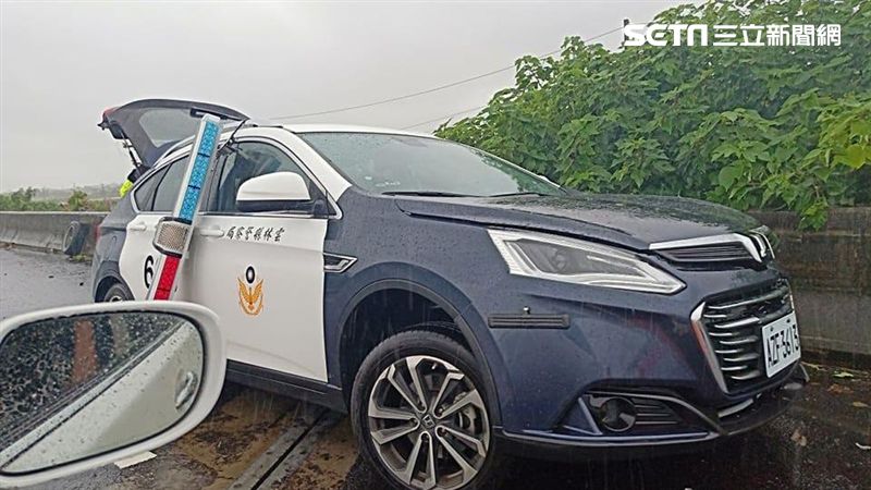 警車失控打滑自撞　輪胎、警笛慘脫落