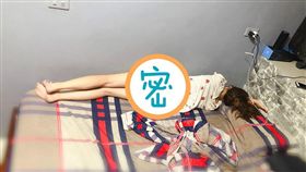 女友睡覺遭出賣，身材太性感反而成亮點。（圖／翻攝自爆怨公社）