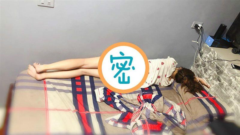 女友睡覺遭出賣！真理褲露邪惡微笑線