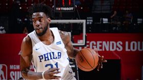 佩爾（Norvel Pelle）與76人簽下雙向合約。（圖／翻攝自推特）