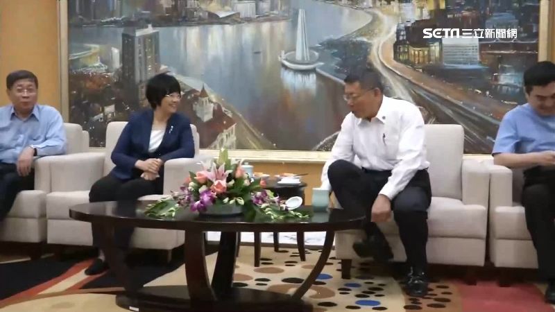 柯在中國椅坐1/3　對攤商卻翹腳？網酸爆