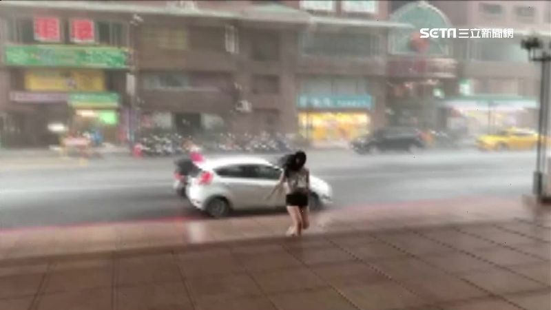 高雄雨像瀑布！長腿妹下車一秒濕身