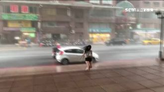 高雄雨像瀑布！長腿妹下車一秒濕身