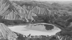 女網友遇鬼擋牆，卡月世界4小時才到家。（圖／翻攝自靈異公社）