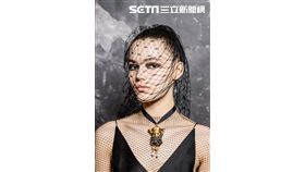 由迪奧全球彩妝創意形象總監Peter Philips設計並執行後台彩妝 