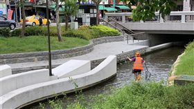 設備異常魚群暴斃 綠川活魚將移走禁止放養台中市水利局表示，因綠川礫間淨水場設備異常，箱涵上端水流減少，已有部分魚群死亡，現有魚群將移走，呼籲民眾不要再到綠川放養魚群。中央社記者趙麗妍攝　108年7月2日