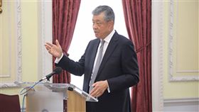 中駐英大使  暗批英軍艦非法橫行南海一艘英國軍艦上月底駛入西沙群島爭議海域後，中國駐英國大使劉曉明19日在2018年英國聯邦外交官年度培訓會議，暗批英國派軍艦遂行「橫行自由」，非法入侵中國領海「耍槍弄棒」。（取自中國駐英國大使館官網）中央社  107年9月20日