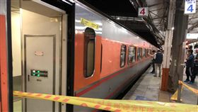 嘉義自強號鐵路警遭乘客刺傷不治（1）鐵路警察局嘉義分駐所員警李承翰3日晚間登上台鐵嘉義自強號處理一名情緒不穩定男子，卻遭男子持刀刺傷，經送醫急救輸血後，4日上午仍宣告不治。圖為警方在事故車廂拉起封鎖線。（警方提供）中央社記者江俊亮傳真  108年7月4日