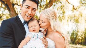 羅平與老婆8月大的女兒也意外曝光。（圖／翻攝自臉書）