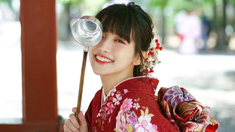 北一女神曬和服照　瞇眼淺笑迷倒網友