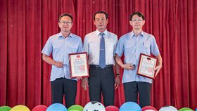 屏東東港漁會感謝海巡護漁海巡署艦隊分署執行護漁任務全年無休，讓屏東東港漁民安心出海捕魚，東港區漁會理事長陳瑞龍（中）2日頒發感謝狀給海巡人員，感謝他們辛苦護漁。（東港區漁會提供）中央社記者郭芷瑄傳真　108年7月2日